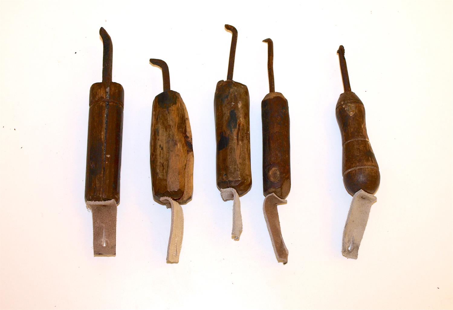 <span><p>Instrumentos usados na fase do acabamento das solas (calçado);</p></span>